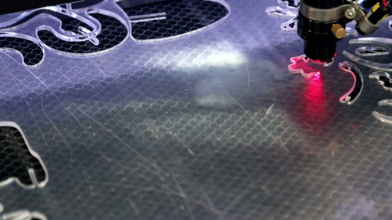 Laserkopf beim Bearbeiten einer Kontur